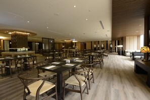每日供應當地菜式早餐 (費用另計)