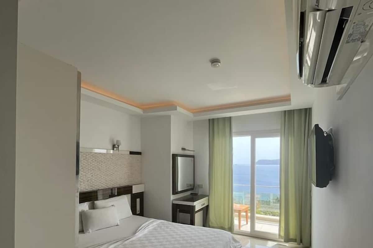 Standard Room with Sea View | Una cassaforte in camera, ferro/asse da stiro, Wi-Fi gratuito, lenzuola