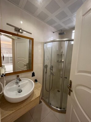 Standard Triple Room | Baño | Regadera, secadora de cabello, pantuflas, toallas 