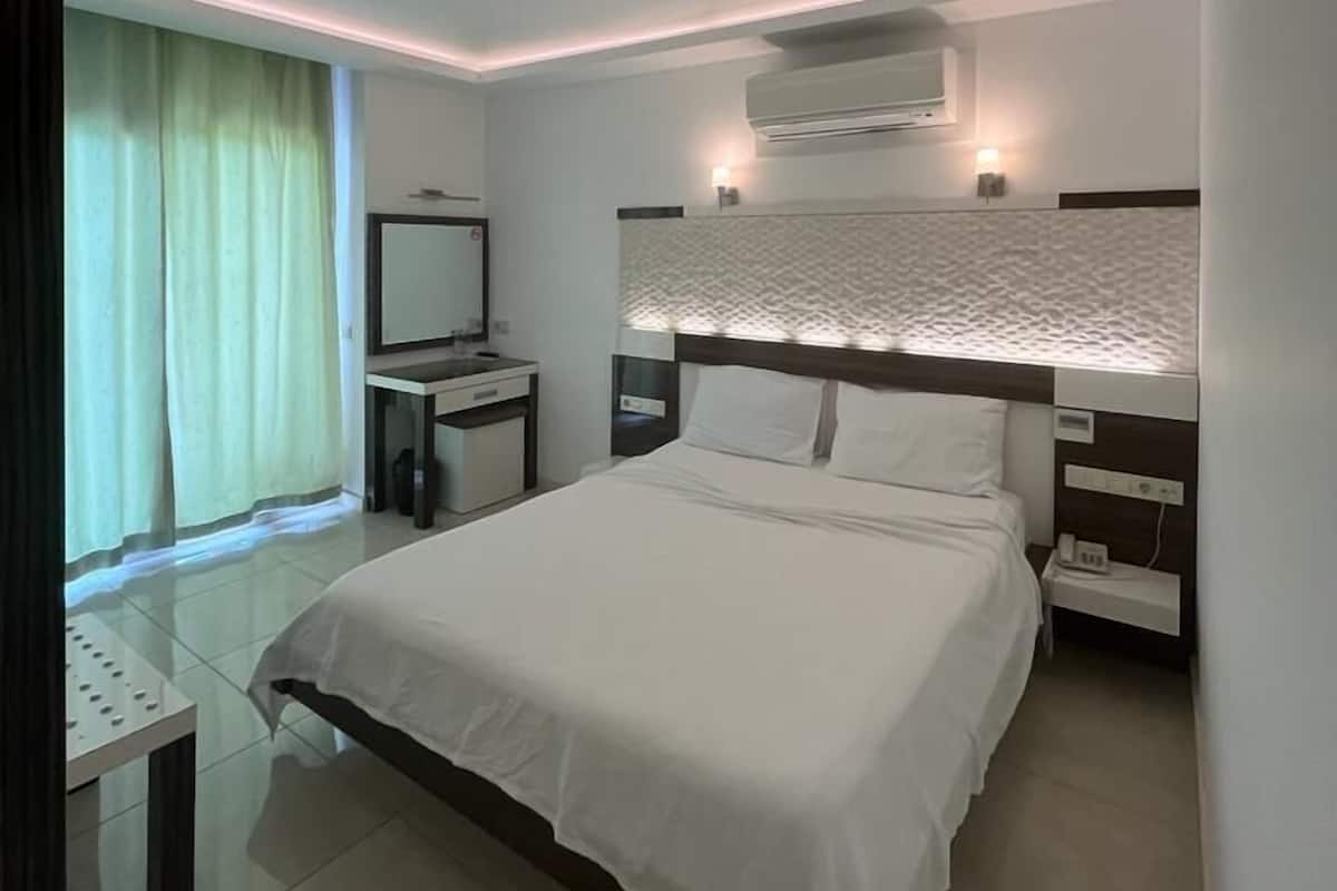 Kismi Deniz Manzarali Cift Kisilik Oda | Una cassaforte in camera, ferro/asse da stiro, Wi-Fi gratuito, lenzuola
