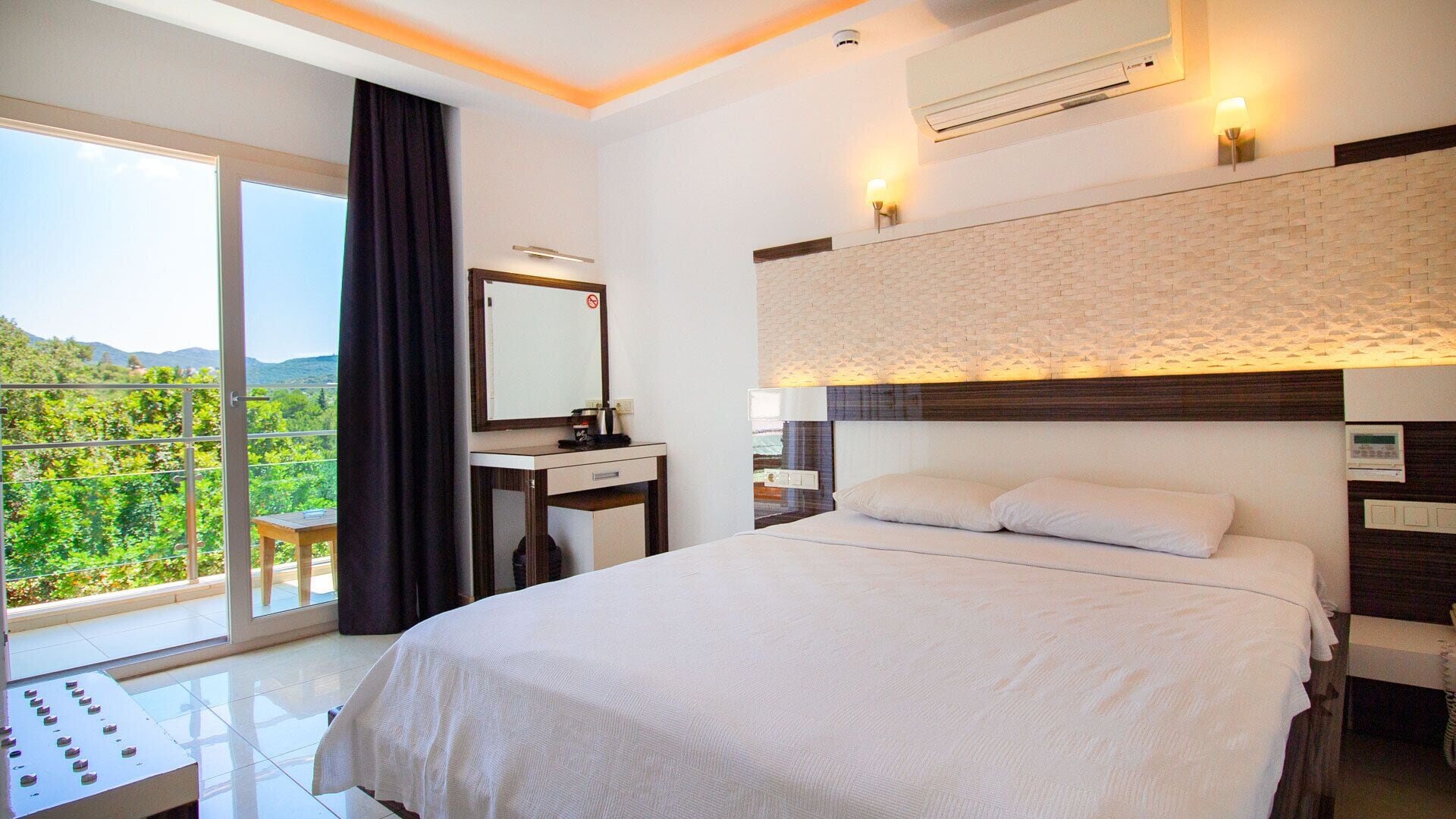 Double Room with Partial Sea View | Caja de seguridad en la habitación y tabla de planchar con plancha 