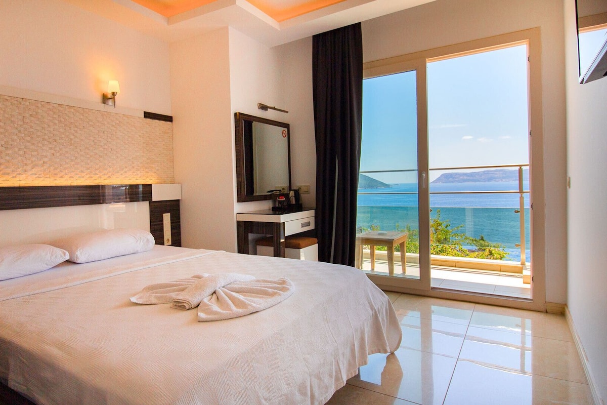 Standard Room with Sea View | 客房內保險箱、熨斗/熨衣板、免費無線上網、床單