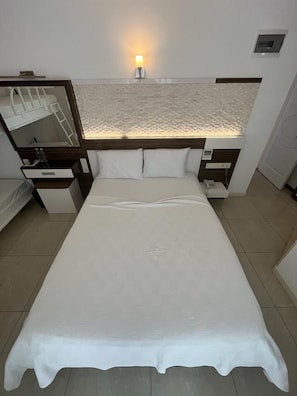 Standard Triple Room | Coffre-fort, fer et planche à repasser, accès au Wi-Fi (inclus)