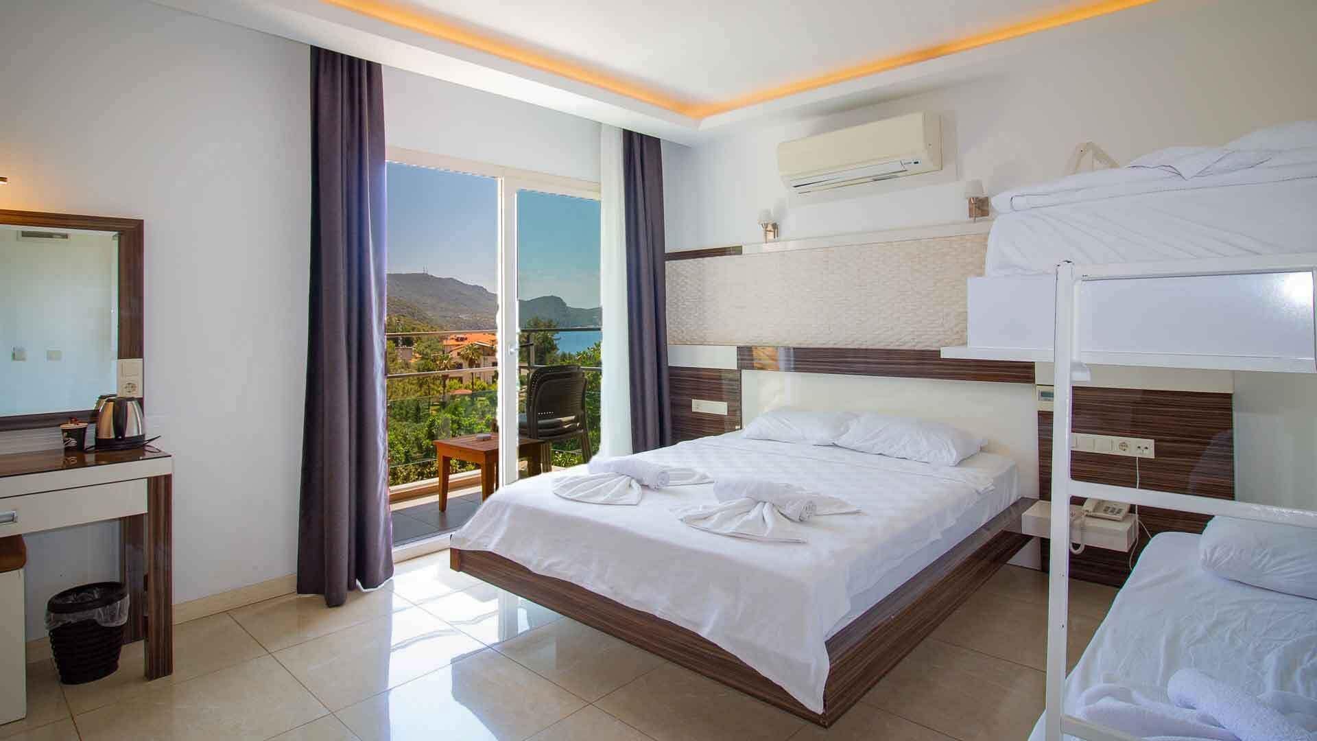 Family Room with Partially Sea View | Caja de seguridad en la habitación y tabla de planchar con plancha 