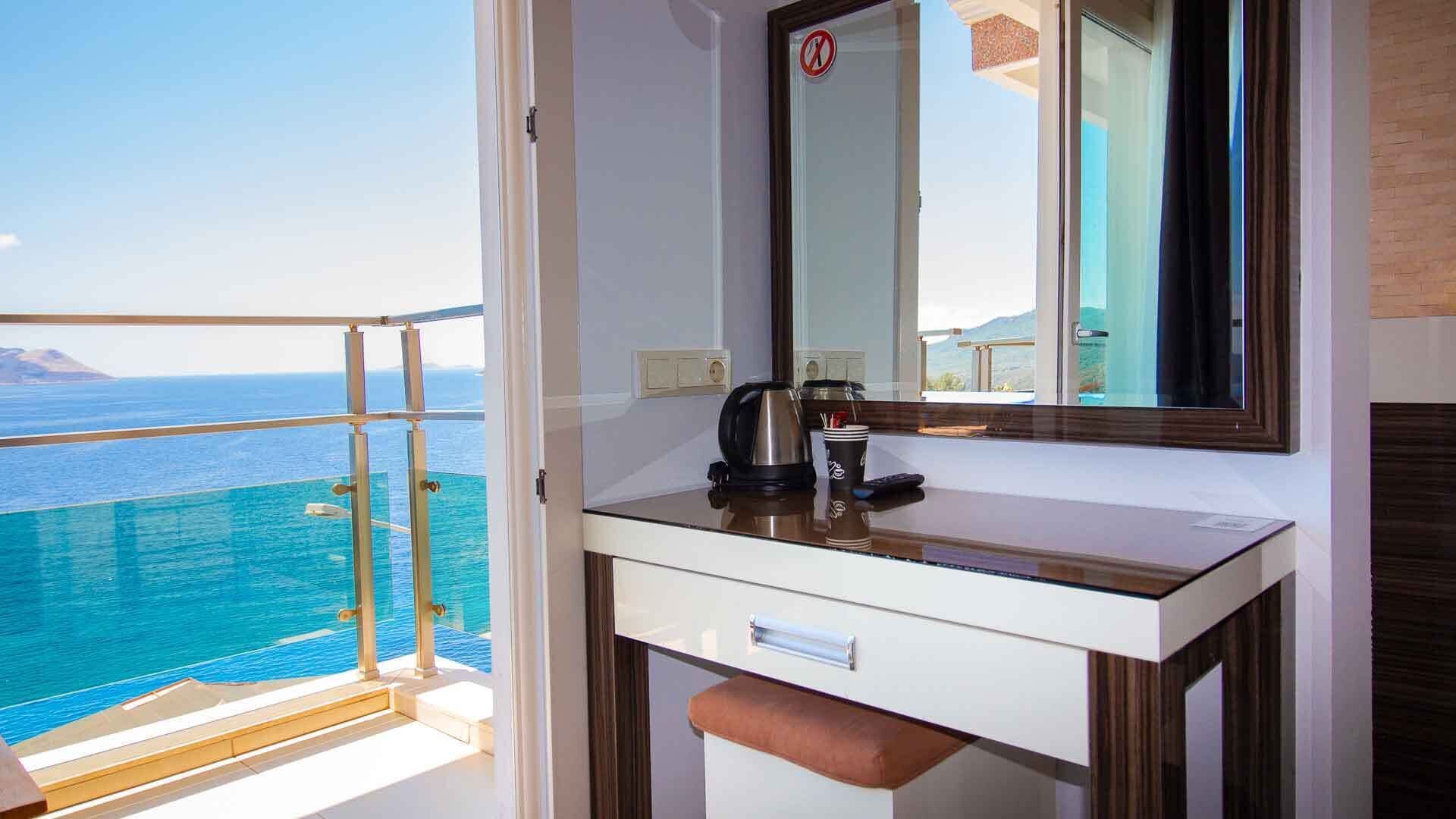 Family Room with Sea View | Caja de seguridad en la habitación y tabla de planchar con plancha 