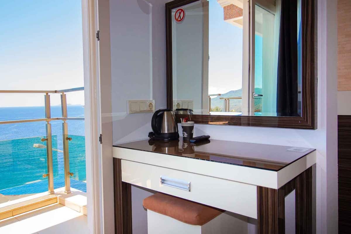 Family Room with Sea View | 客房內保險箱、熨斗/熨衣板、免費無線上網、床單