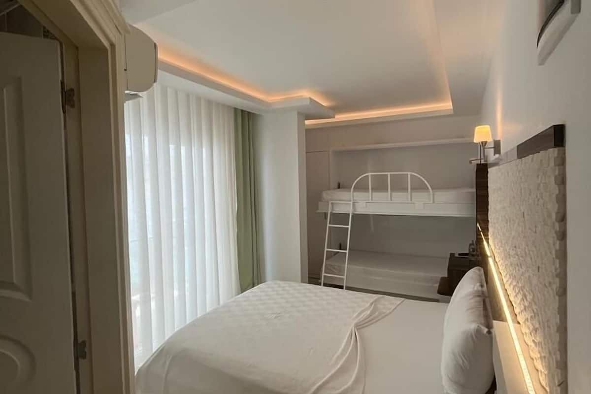 Standard Triple Room | 客房內保險箱、熨斗/熨衣板、免費無線上網、床單