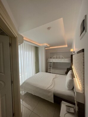 Standard Triple Room | Caja de seguridad en la habitación y tabla de planchar con plancha 