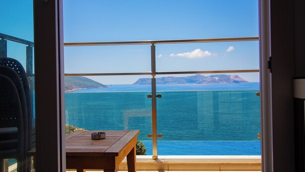 A room with a view of the sea, a wooden table, and a chair. - Kas Maki Hotel (Kas)