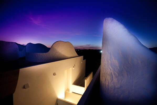 Un edificio moderno con un diseño arquitectónico único y estructuras grandes que recuerdan al hielo.