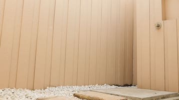 Deluxe Cottage | バスルーム | バスアメニティ (無料)、ヘアドライヤー、スリッパ、タオル