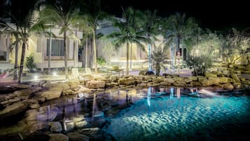 2 piscine all'aperto, una piscina naturale