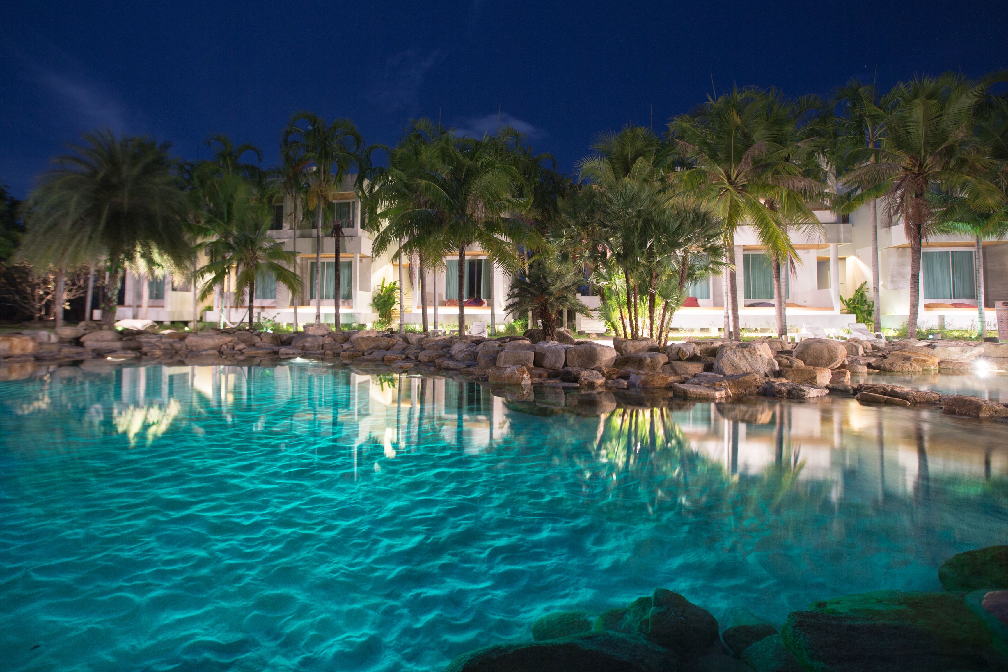 2 piscinas al aire libre, una piscina natural