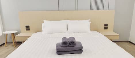 Suite Room | Desk, free WiFi, bed sheets