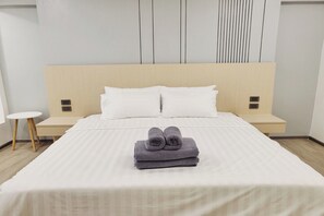 Suite Room | Desk, free WiFi, bed sheets - Sripoom House 1 (Chiang Mai)