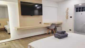 Suite Room | Bureau, Wi-Fi gratuit, draps fournis