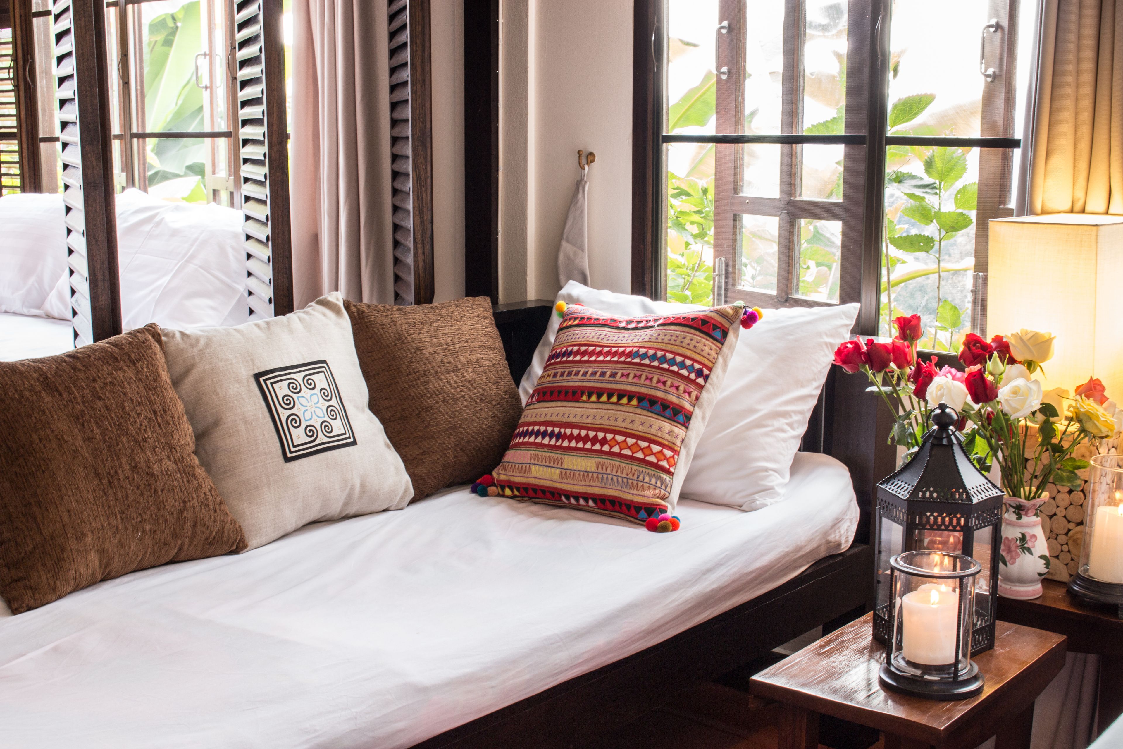 family room, multiple beds, 2 bathrooms, mountain view | living area | flat-screen tv