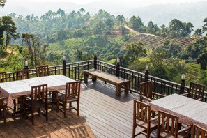 Outdoor dining - PhuMorkDao Resort (Mae Rim)
