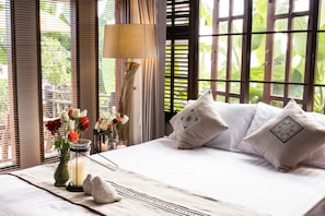 Chambre Familiale, plusieurs lits, 2 salles de bains, vue montagne | Bureau, Wi-Fi gratuit