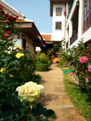 Lobby sitting area - PhuMorkDao Resort (Mae Rim)