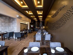 Breakfast, lunch, dinner served; international cuisine  - De Art Hotel (Phnom Penh)