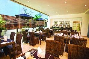 Lunch and dinner served, international cuisine