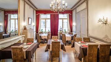 Bữa sáng kiểu Âu hàng ngày (14 EUR/mỗi người)