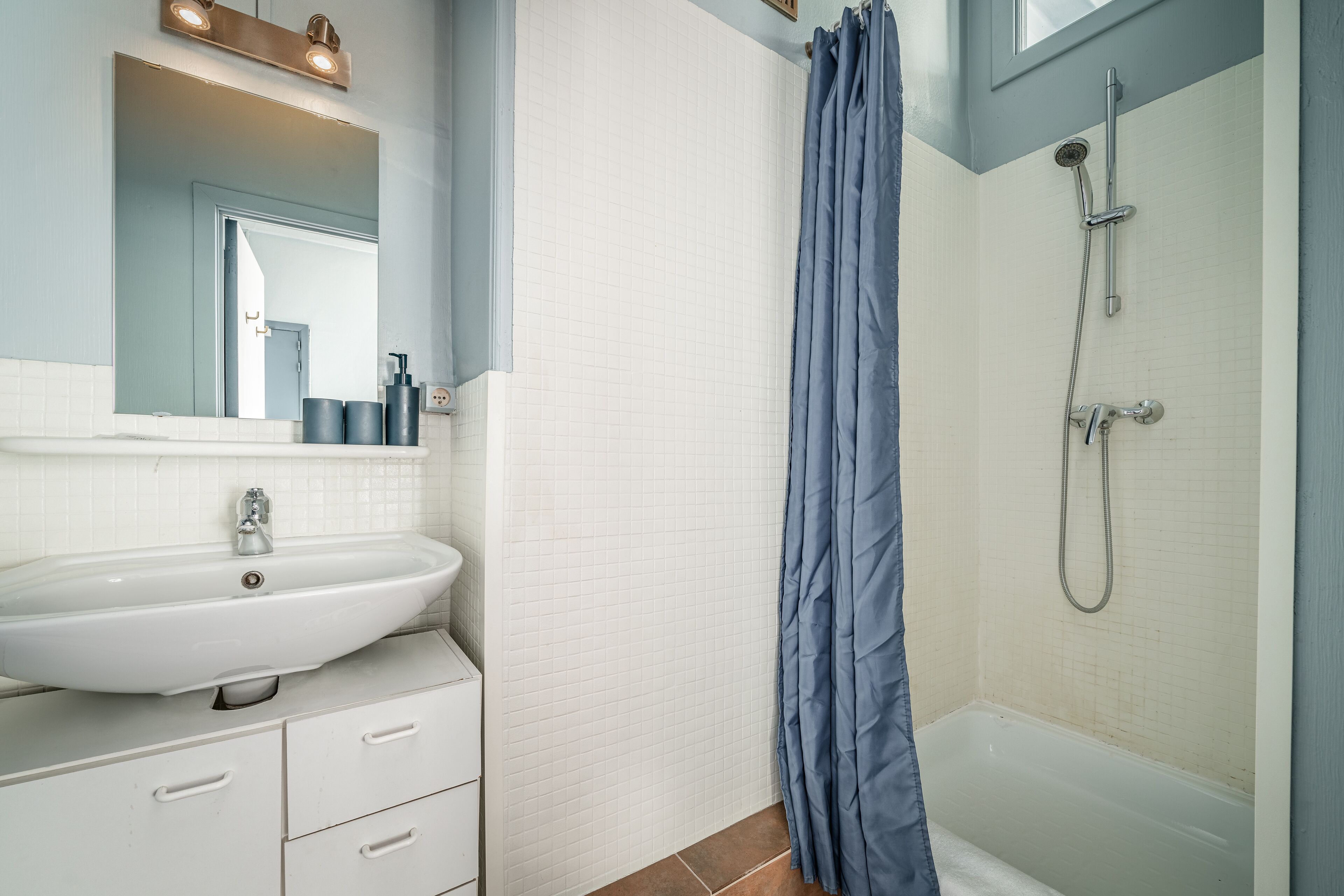 standard double room | bathroom | free toiletries, hair dryer, towels