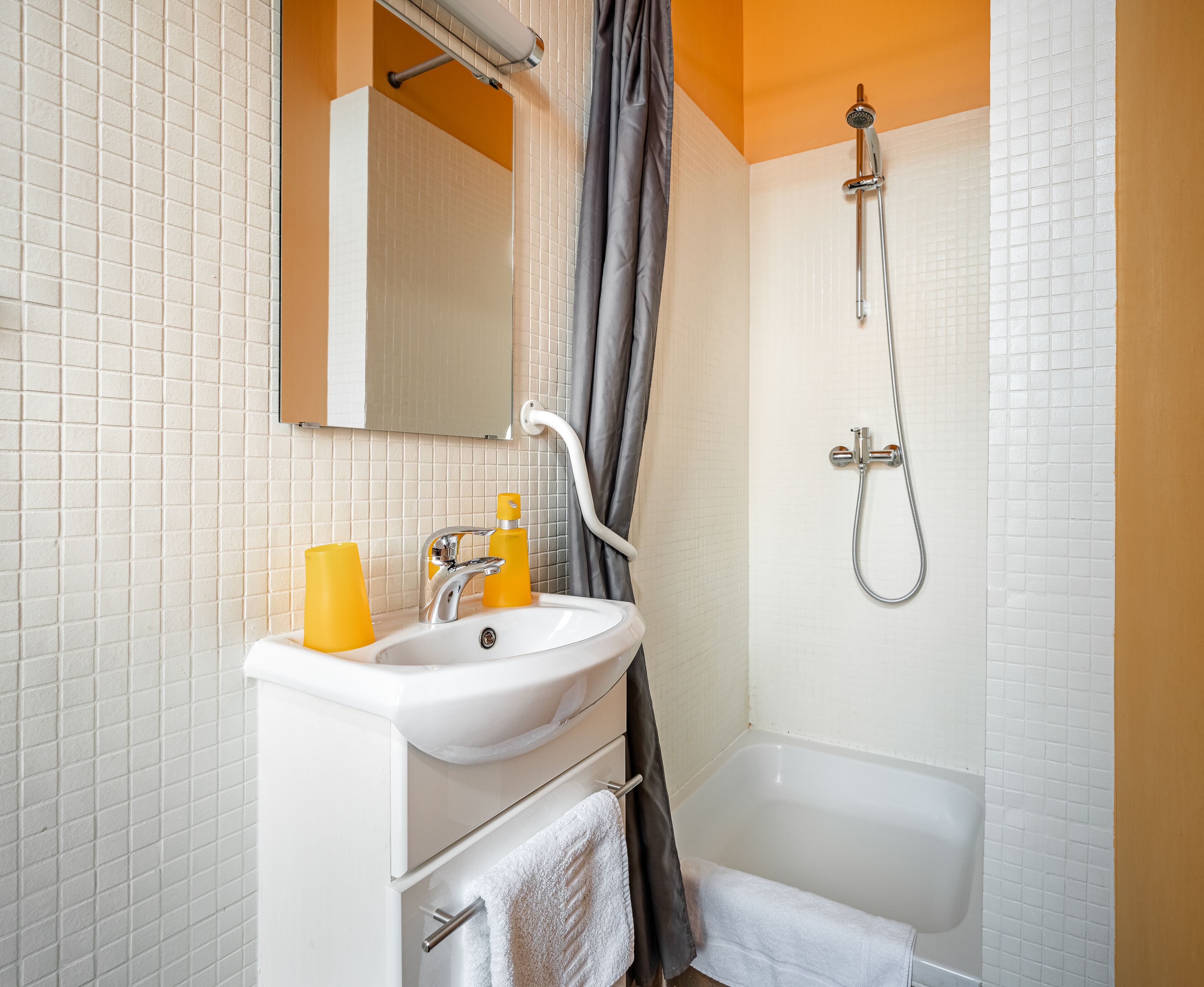 standard double room | bathroom | free toiletries, hair dryer, towels