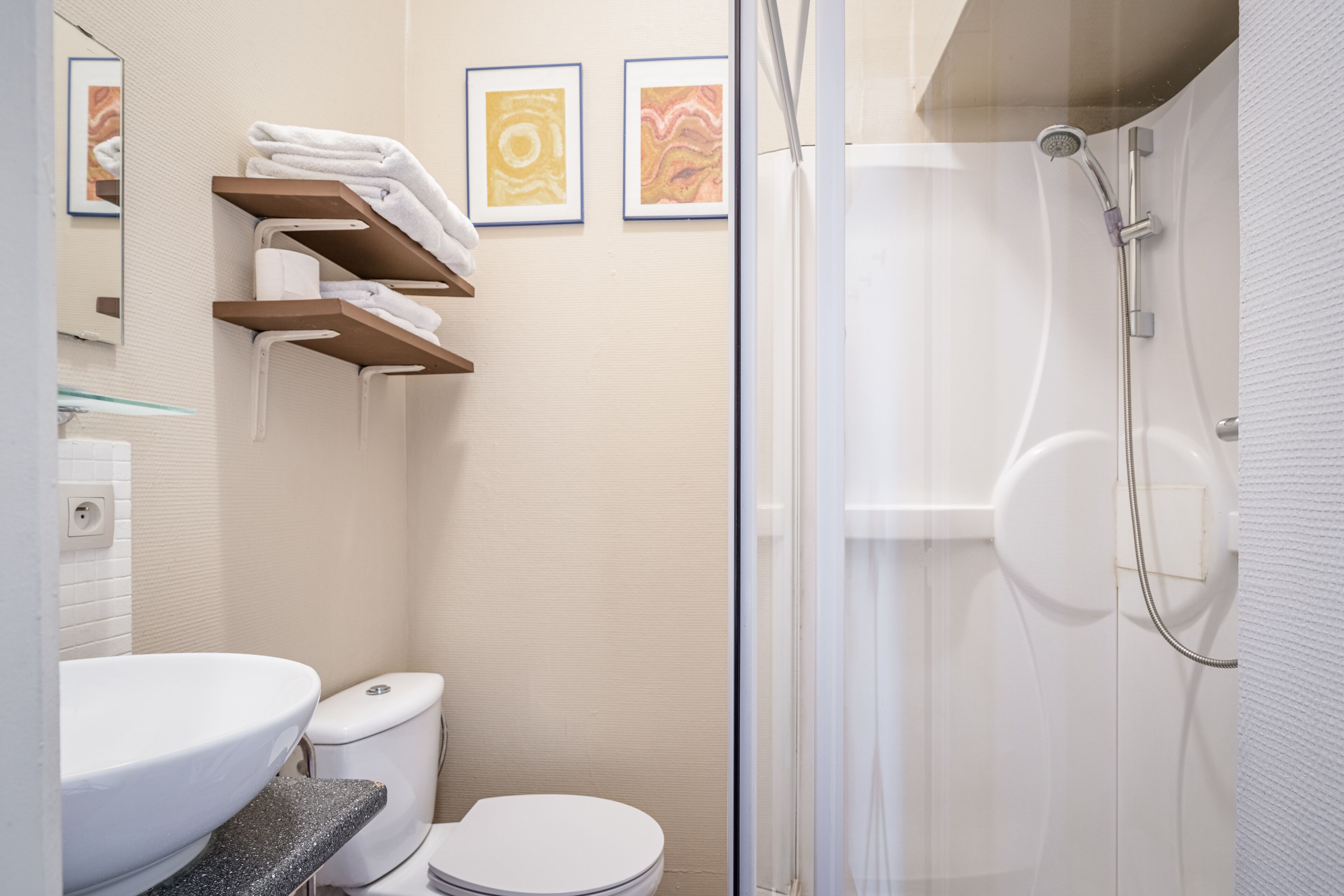 standard double room | bathroom | free toiletries, hair dryer, towels