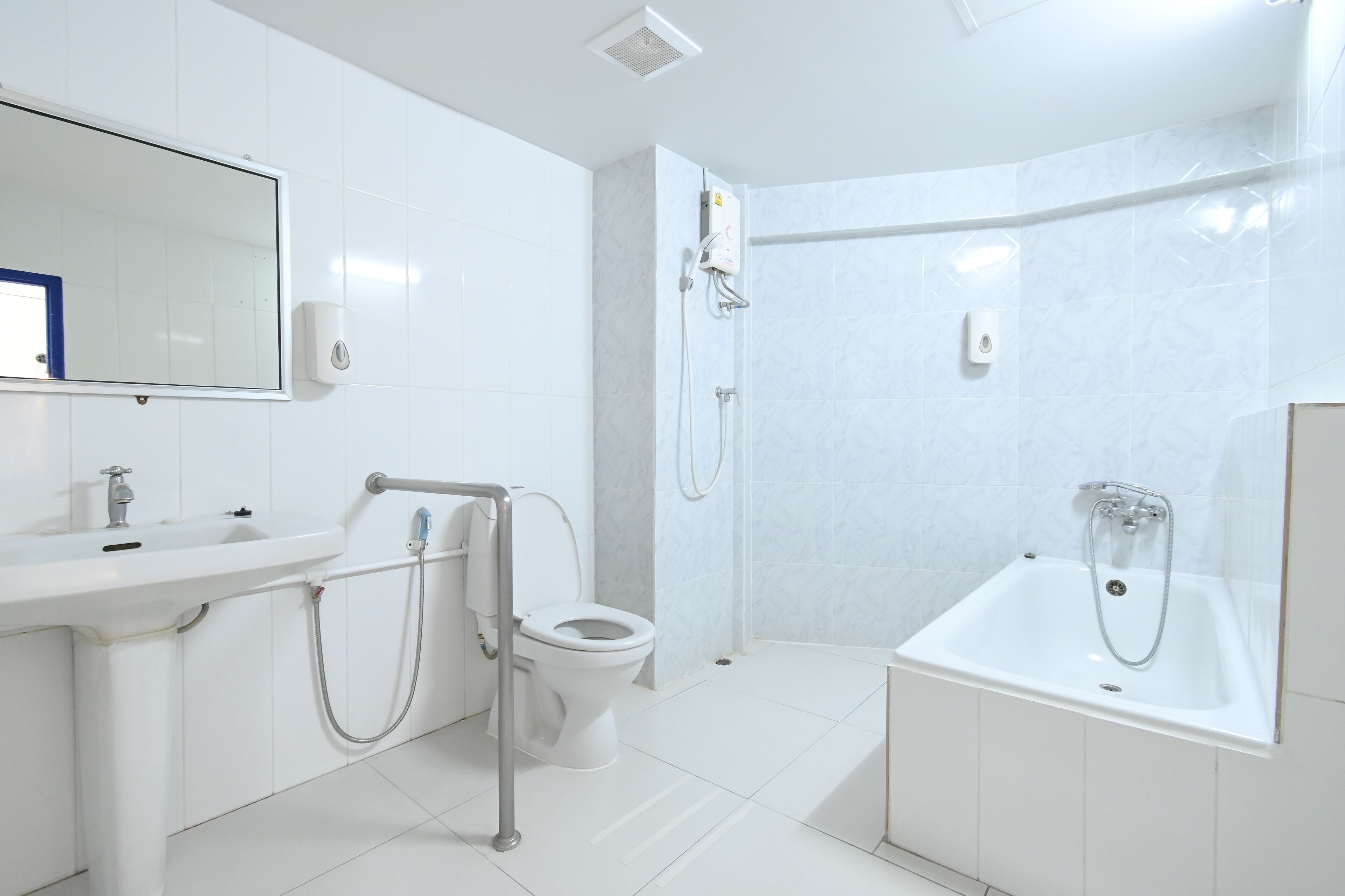 triple room | bathroom | free toiletries, hair dryer, slippers, towels