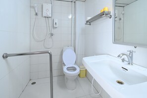 Premier Twin Room with Shower | Bathroom | Free toiletries, hair dryer, slippers, towels