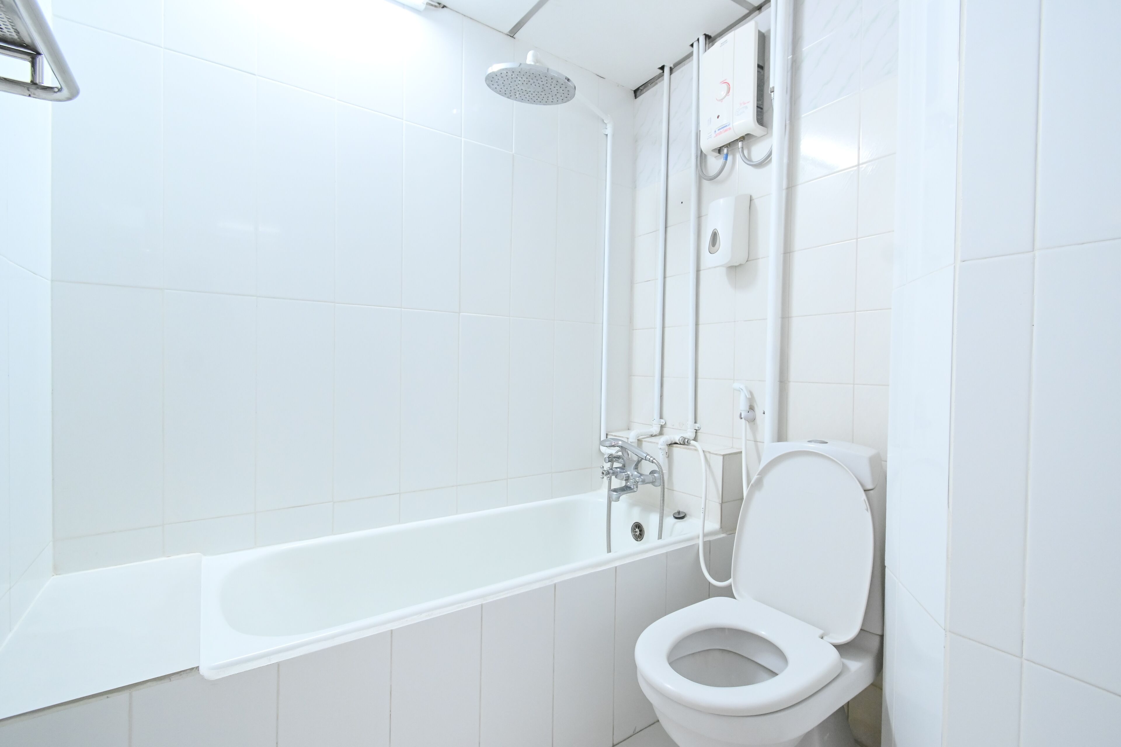 twin deluxe room with bathtub | bathroom | free toiletries, hair dryer, slippers, towels