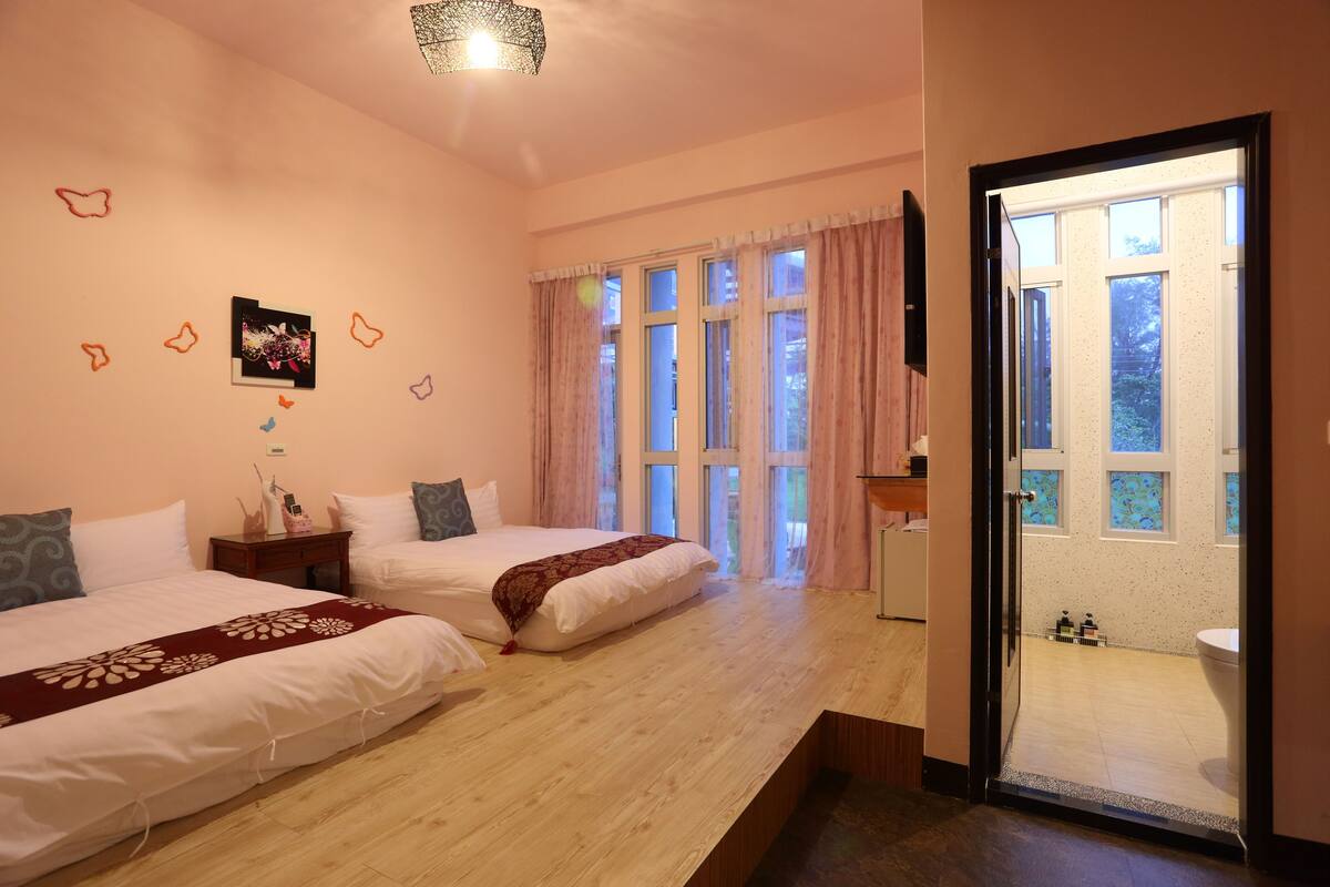 Blackout drapes, rollaway beds, free WiFi, bed sheets