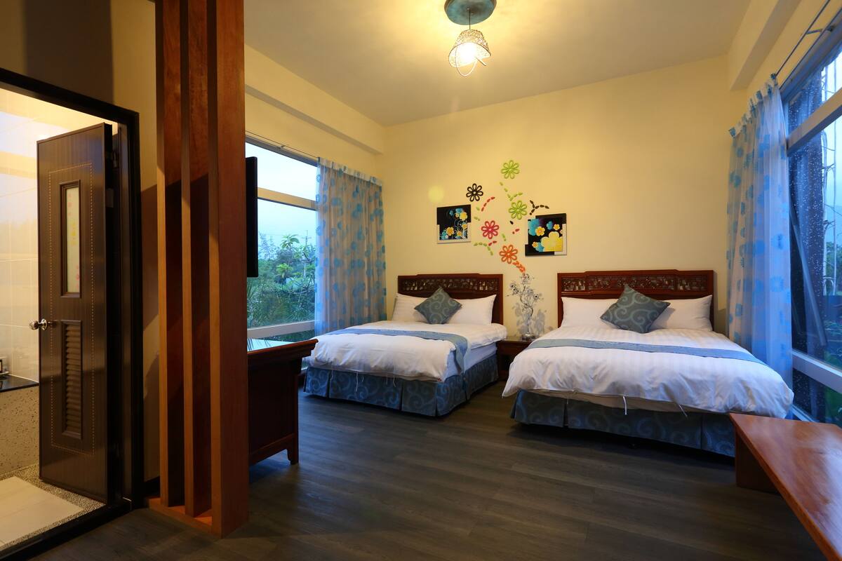 Blackout drapes, rollaway beds, free WiFi, bed sheets