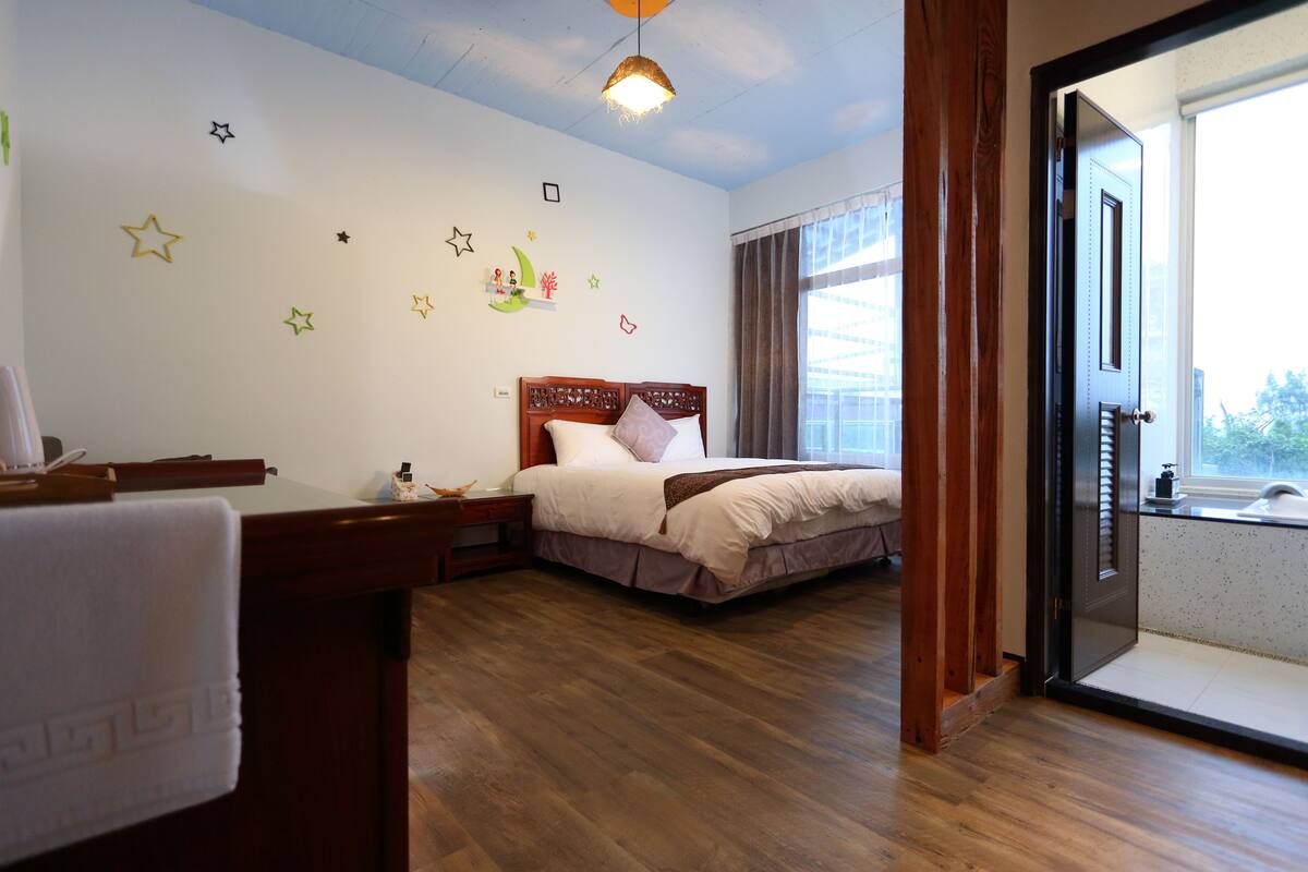 Blackout drapes, rollaway beds, free WiFi, bed sheets