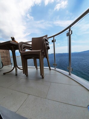 Habitación triple Deluxe, vista al mar | Vista desde la habitación