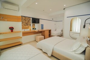 Habitación cuádruple superior, vista al mar | Escritorio y wifi gratis 