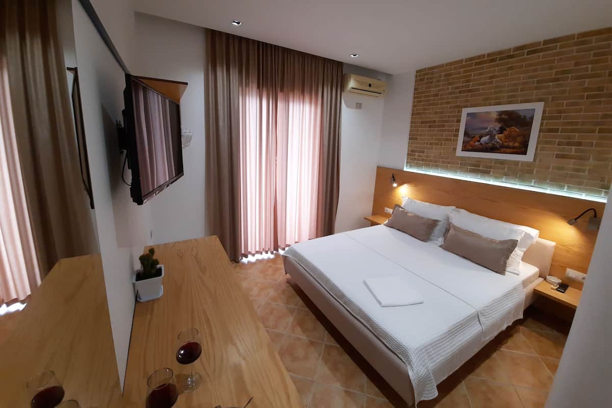 Superior Double Room, Balcony | 1 bedroom, desk, free WiFi
