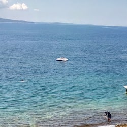 Sulla spiaggia, lettini da mare, ombrelloni, teli da spiaggia