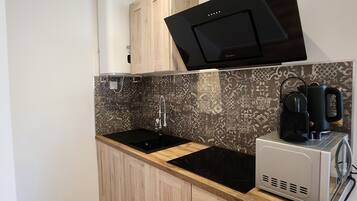 家庭公寓 | 私人廚房 | 小冰箱、微波爐、爐台、義式濃縮咖啡機
