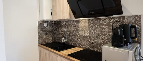 Departamento familiar | Cocina privada | Frigobar, microondas, parrilla de estufa y cafetera de espresso