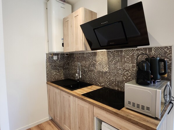 Family Apartment | Private kitchen | Mini-fridge, microwave, stovetop, espresso maker - HDG Appart's Hotel Gare de L'Isle Adam (Parmain)