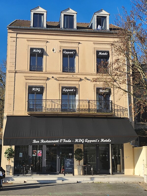 Vista frontal de la propiedad