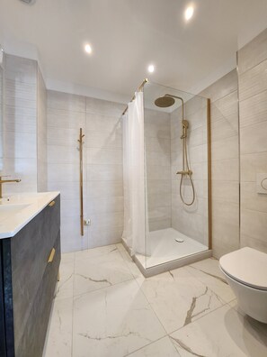 Family Apartment | Bathroom | Shower, free toiletries, hair dryer, towels - HDG Appart's Hotel Gare de L'Isle Adam (Parmain)