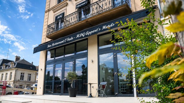 A building with a sign for 'Bar Restaurant O'Fade - KDG Appart's Hotels.' - HDG Appart's Hotel Gare de L'Isle Adam (Parmain)