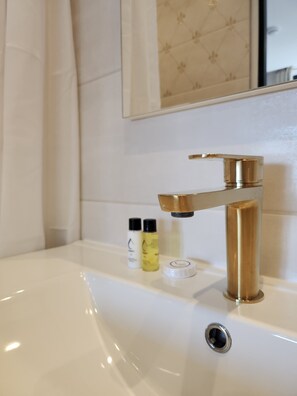 Basic Apartment | Bathroom