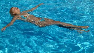 Piscine extérieure (ouverte en saison), chaises longues