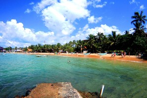 On the beach, beach towels, 10 beach bars - Tamara Motels (Hikkaduwa)