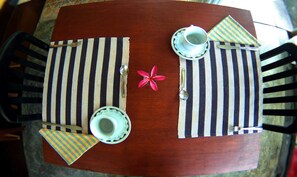 Déjeuner continental (3.00 USD par personne)